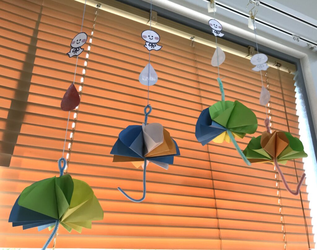カラフルな傘が出来上がりました☔
